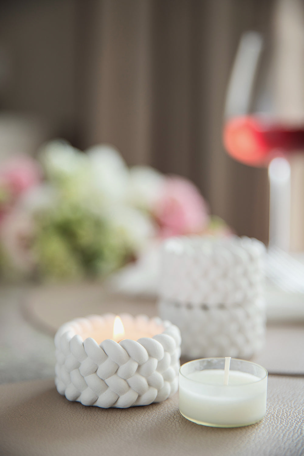 Balto gipso arbatinių žvakių indeliai 3 vnt – minimalistinis dizainas su virvės akcentu