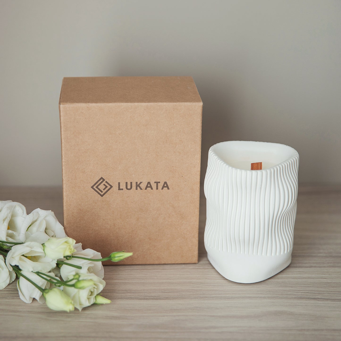 Kvepianti žvakė su medine dagtimi banguotame baltame gipso indelyje