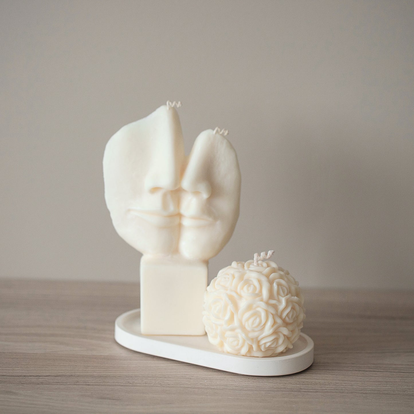 Dekoratyvinė žvakė “Veidai” – rapsų vaško žvakė namų dekoravimui, dovanos idėja