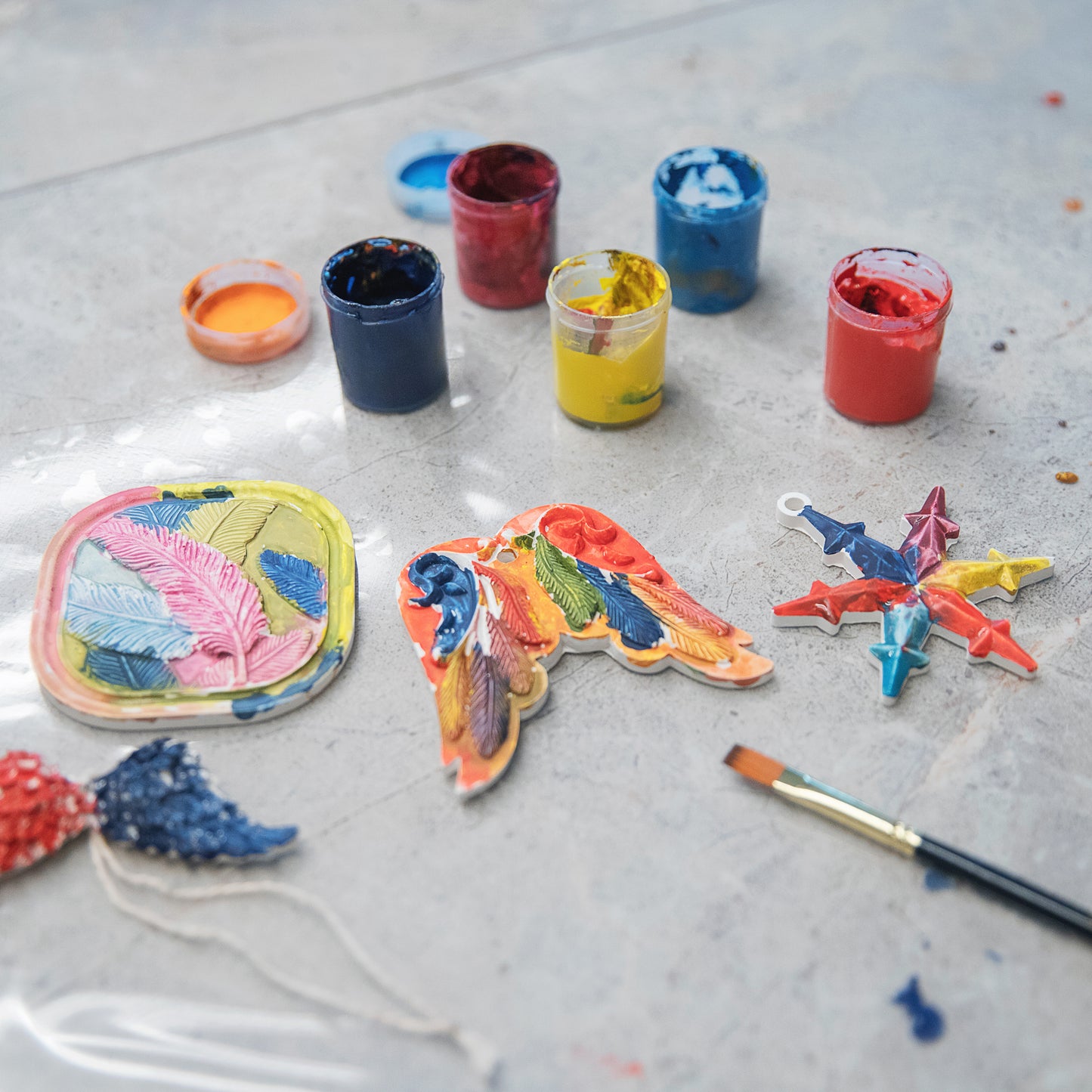 Žirgo formos dekoracija – kalėdinės eglutės papuošimas, padėkos dovana arba kvietimas į krikštynas – graviruojamas gipso dekoro elementas – 6 vienetai