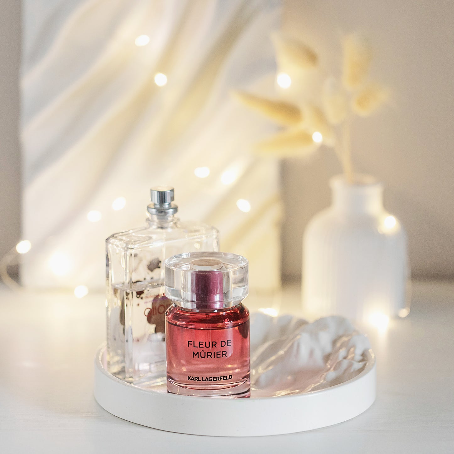 Gipso padėkliukas su reljefinėmis detalėmis kvepalams ir papuošalams