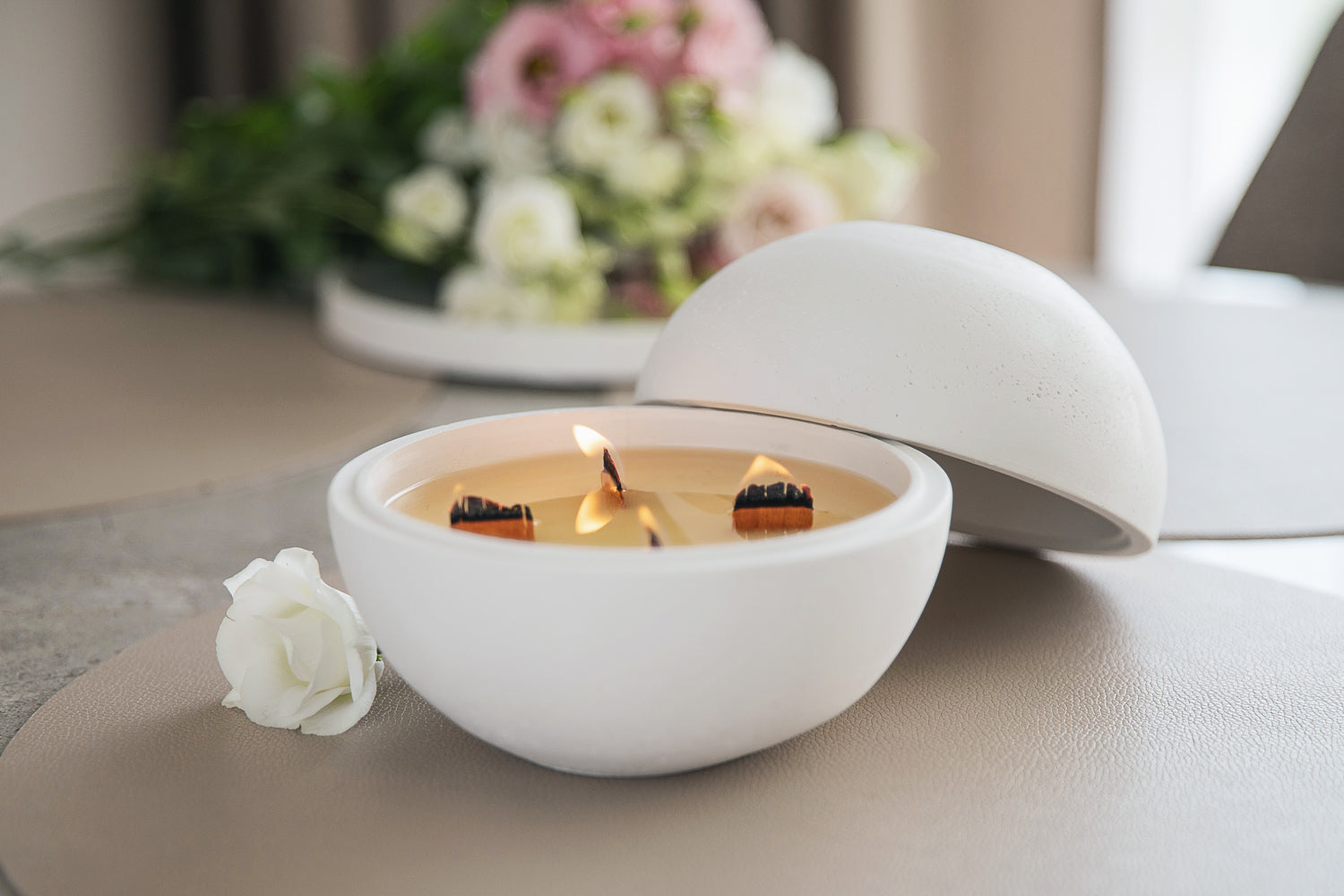 Didelė balta gipsinė sferinė žvakė su 4 medinėmis dagtimis – natūralus