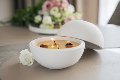 Didelė balta gipsinė sferinė žvakė su 4 medinėmis dagtimis – natūralus kokosų vaškas dovanų dėžutėje