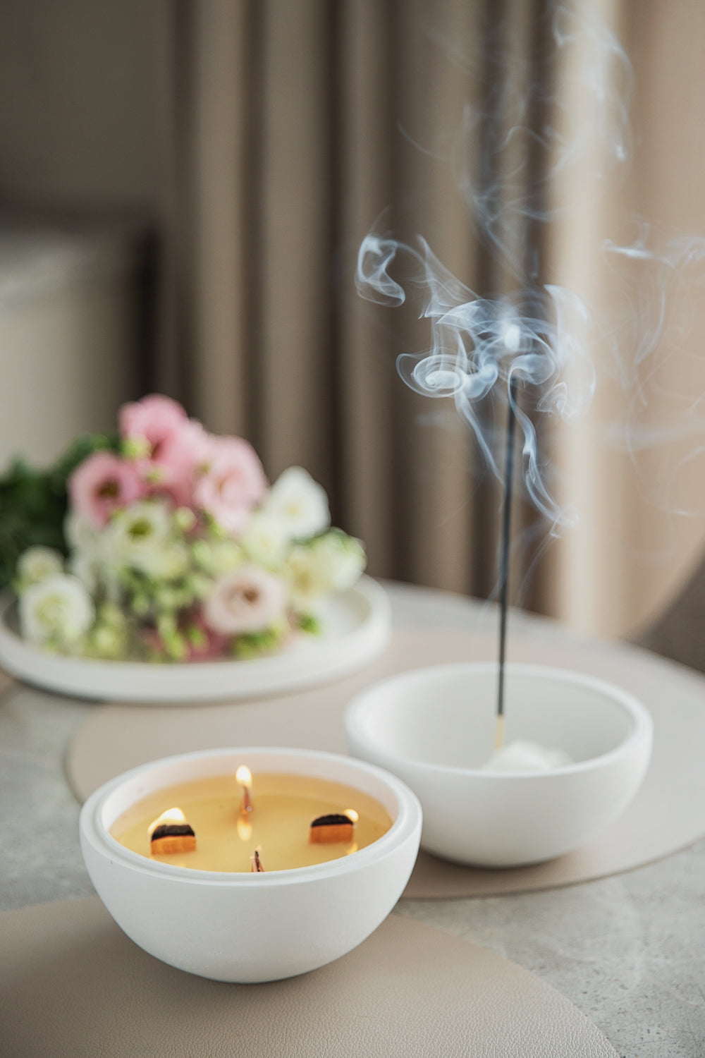 Didelė balta gipsinė sferinė žvakė su 4 medinėmis dagtimis – natūralus