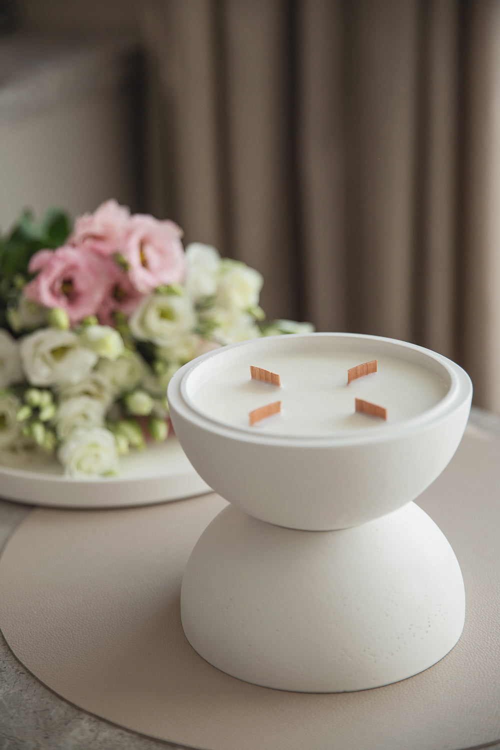 Didelė balta gipsinė sferinė žvakė su 4 medinėmis dagtimis – natūralus kokosų vaškas dovanų dėžutėje