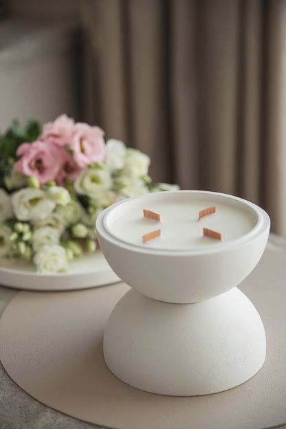 Didelė balta gipsinė sferinė žvakė su 4 medinėmis dagtimis – natūralus kokosų vaškas dovanų dėžutėje