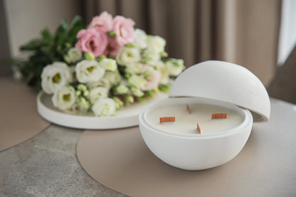 Didelė balta gipsinė sferinė žvakė su 4 medinėmis dagtimis – natūralus kokosų vaškas dovanų dėžutėje