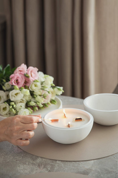 Didelė balta gipsinė sferinė žvakė su 4 medinėmis dagtimis – natūralus kokosų vaškas dovanų dėžutėje