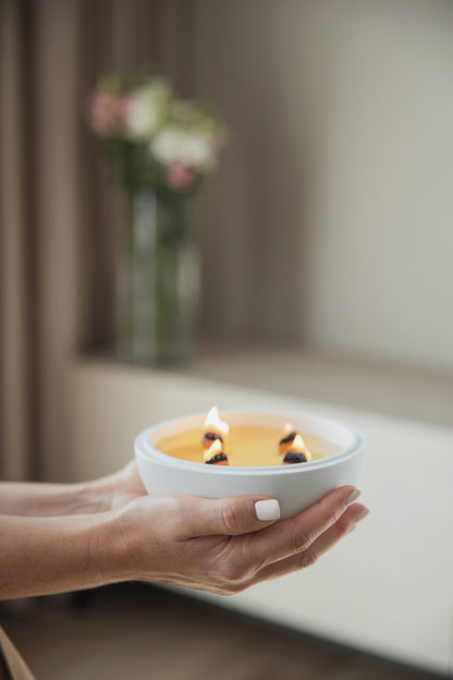 Didelė balta gipsinė sferinė žvakė su 4 medinėmis dagtimis – natūralus kokosų vaškas dovanų dėžutėje