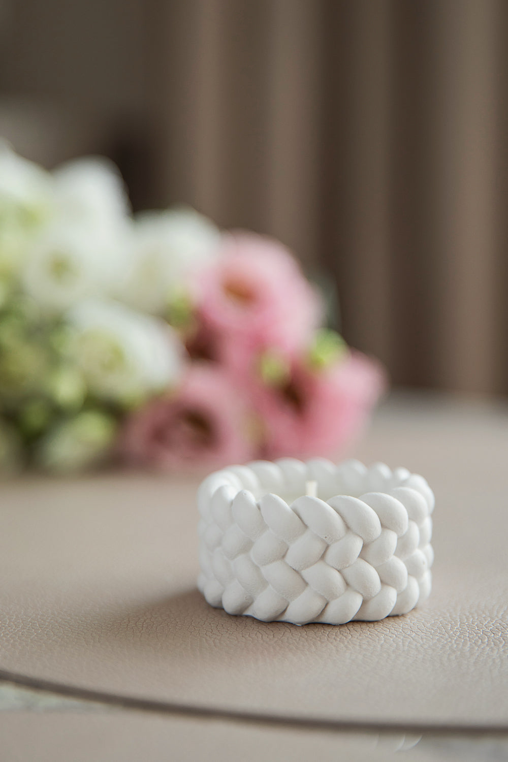 Balto gipso arbatinių žvakių indeliai 3 vnt – minimalistinis dizainas su virvės akcentu