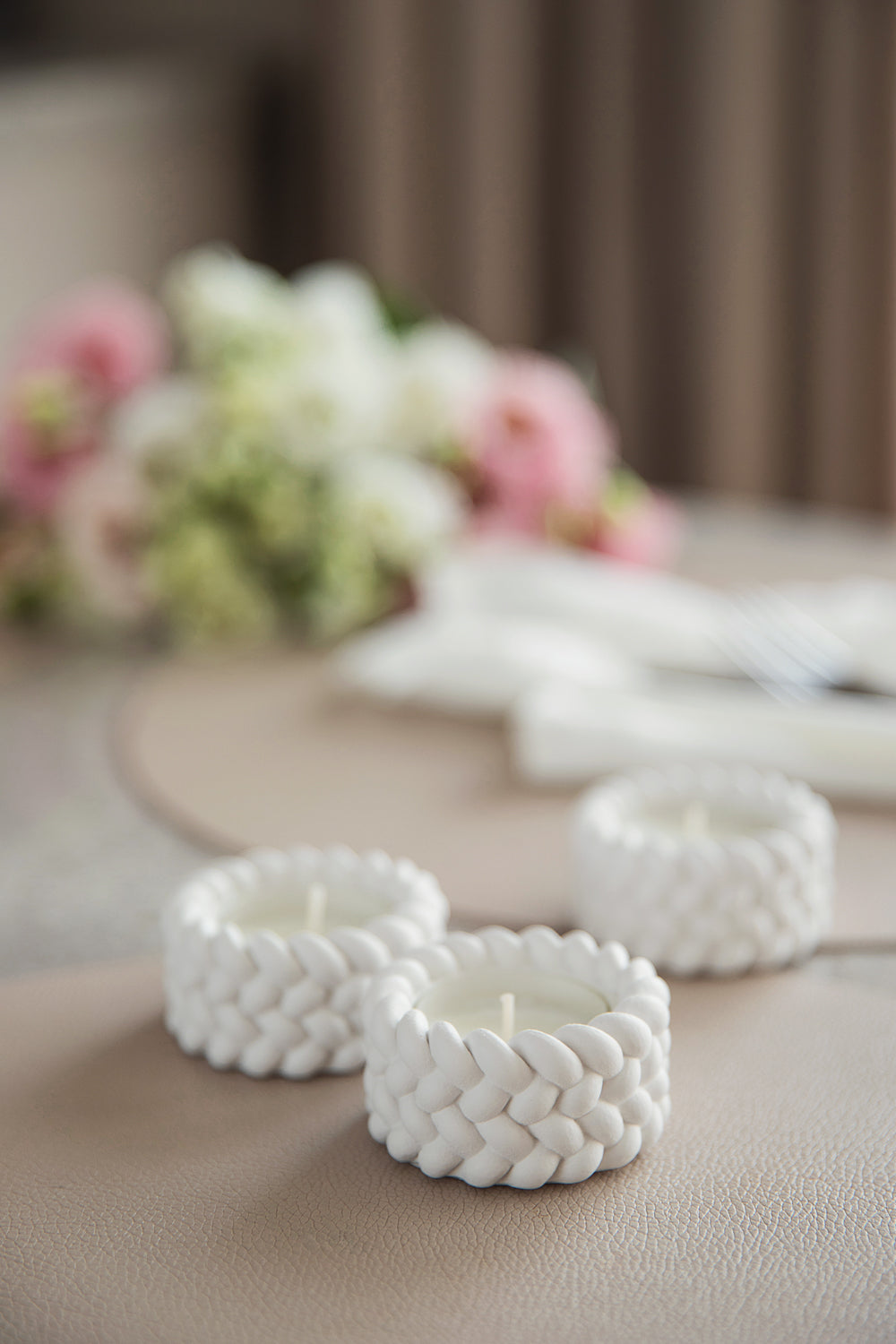 Balto gipso arbatinių žvakių indeliai 3 vnt – minimalistinis dizainas su virvės akcentu