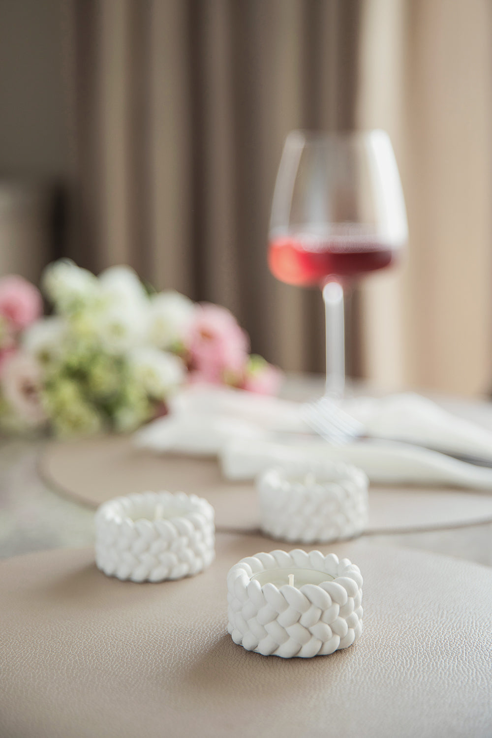 Balto gipso arbatinių žvakių indeliai 3 vnt – minimalistinis dizainas su virvės akcentu