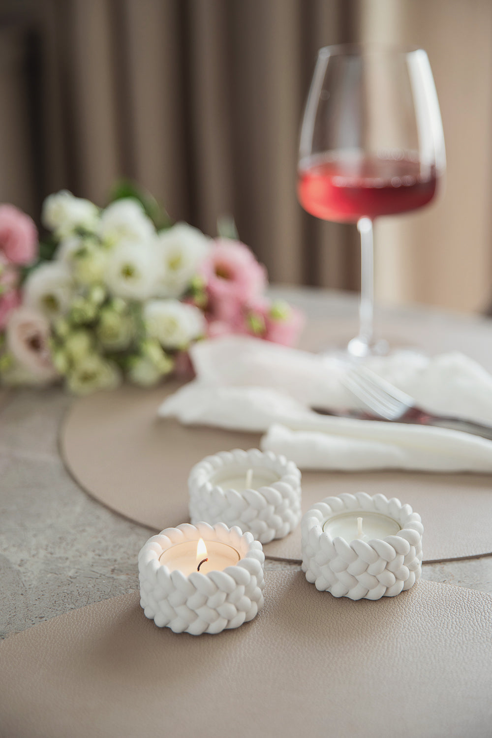 Balto gipso arbatinių žvakių indeliai 3 vnt – minimalistinis dizainas su virvės akcentu