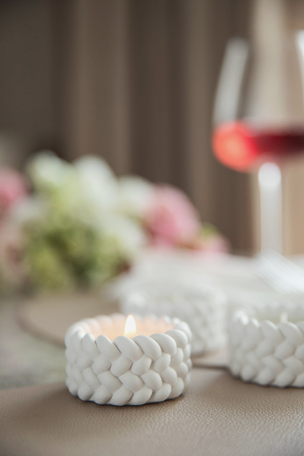 Balto gipso arbatinių žvakių indeliai 3 vnt – minimalistinis dizainas su virvės akcentu
