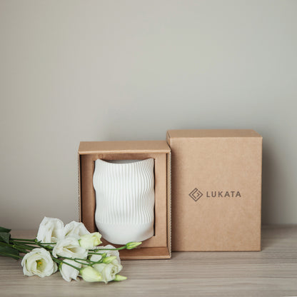 Kvepianti žvakė su medine dagtimi banguotame baltame gipso indelyje 
