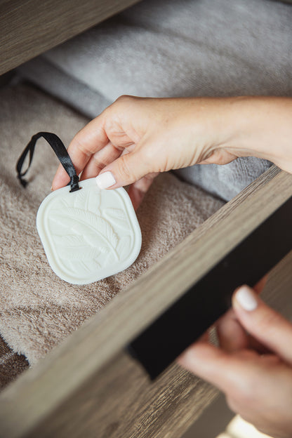 Spintos kvapukas - Kvapnaus vaško ilgalaikis oro gaiviklis spintoms, stalčiams ir mažoms patalpoms 