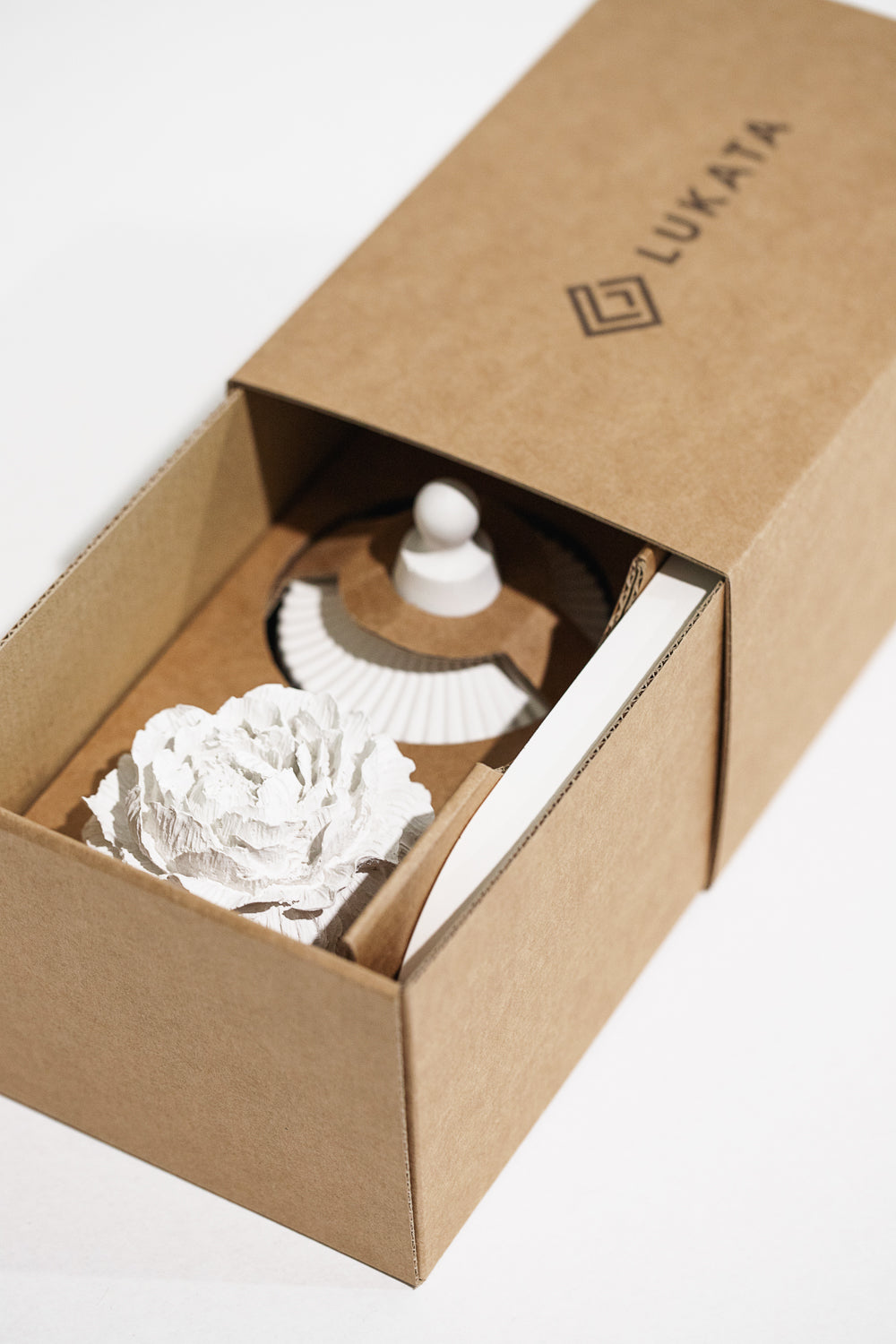 Kvepiančios žvakės dovanų rinkinys su padėkliuku ir gipso bijūnų žiedu – rankų darbo elegancija kiekvienai progai