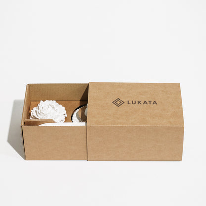 Kvepiančios žvakės dovanų rinkinys su padėkliuku ir gipso bijūnų žiedu – rankų darbo elegancija kiekvienai progai