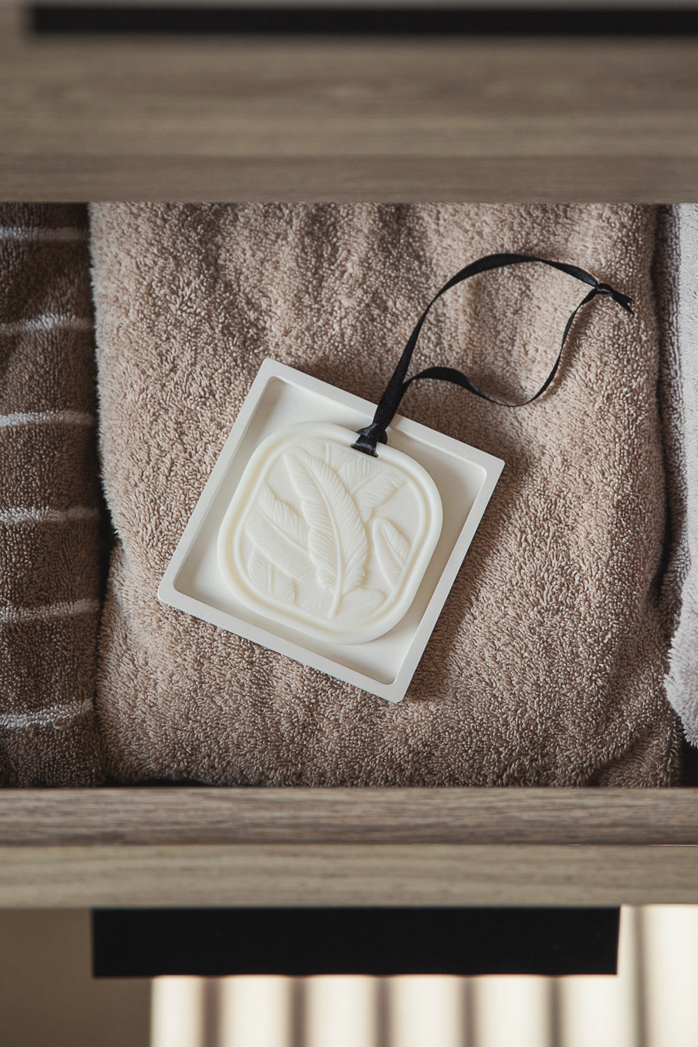 Spintos kvapukas - Kvapnaus vaško ilgalaikis oro gaiviklis spintoms, stalčiams ir mažoms patalpoms 