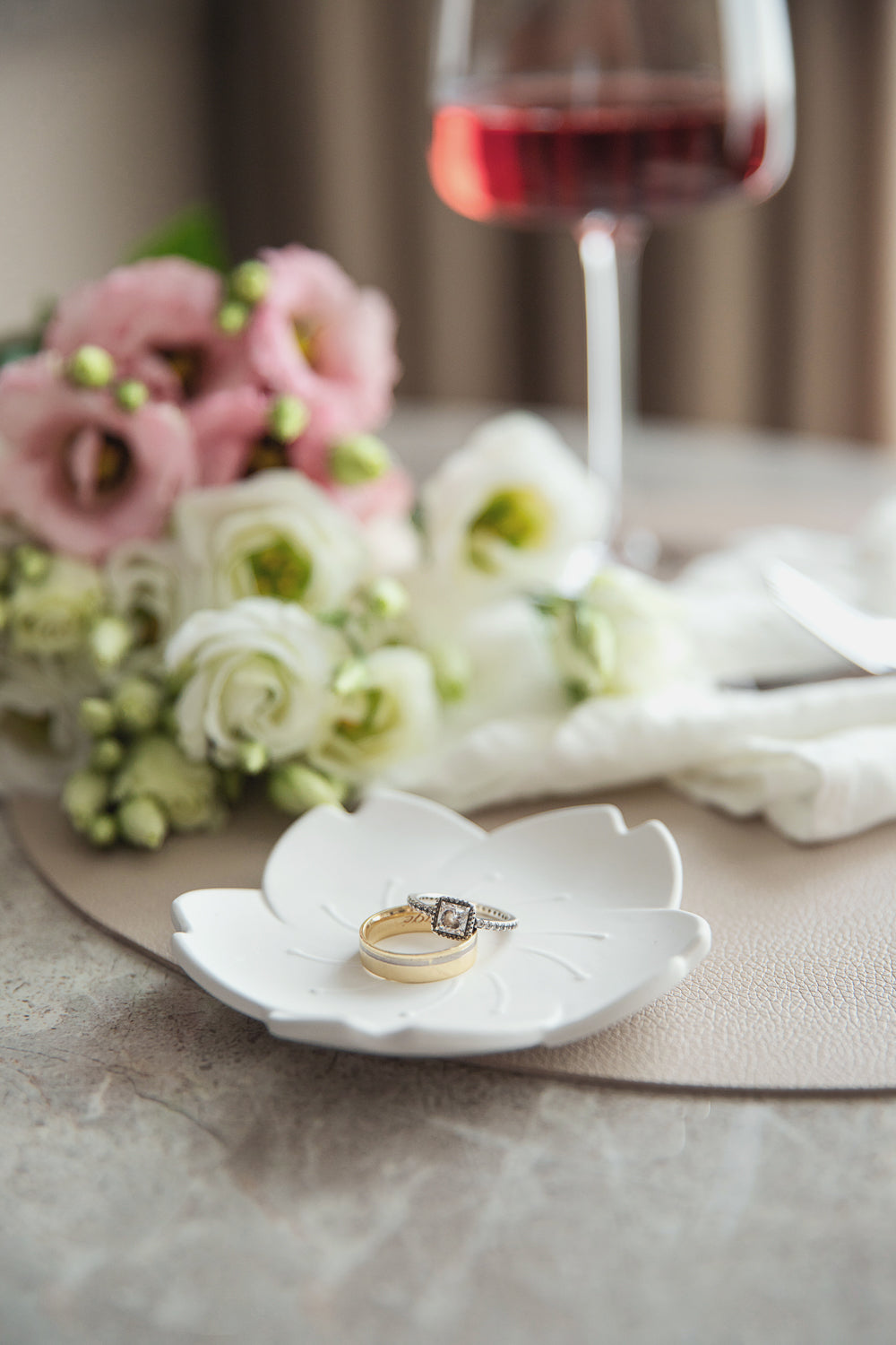 Maža balta gipsinė lėkštutė – minimalistinė žiedų ir smulkių daiktų laikymui