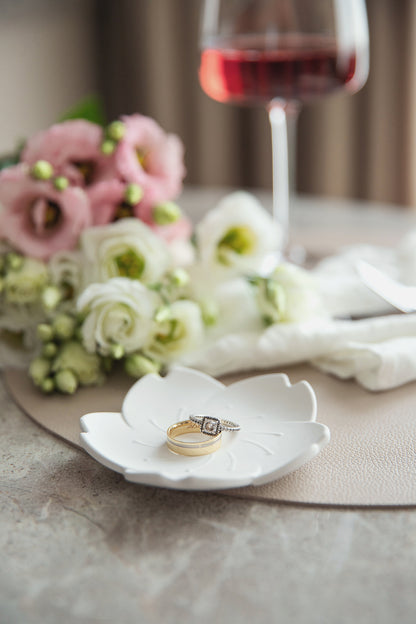 Maža balta gipsinė lėkštutė – minimalistinė žiedų ir smulkių daiktų laikymui