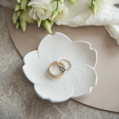 Maža balta gipsinė lėkštutė – minimalistinė žiedų ir smulkių daiktų laikymui