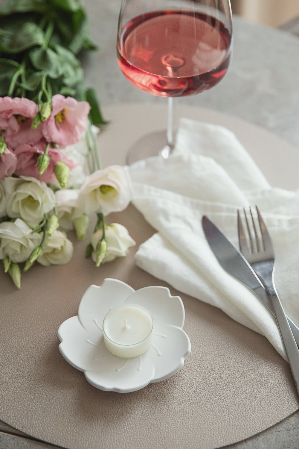 Maža balta gipsinė lėkštutė – minimalistinė žiedų ir smulkių daiktų laikymui