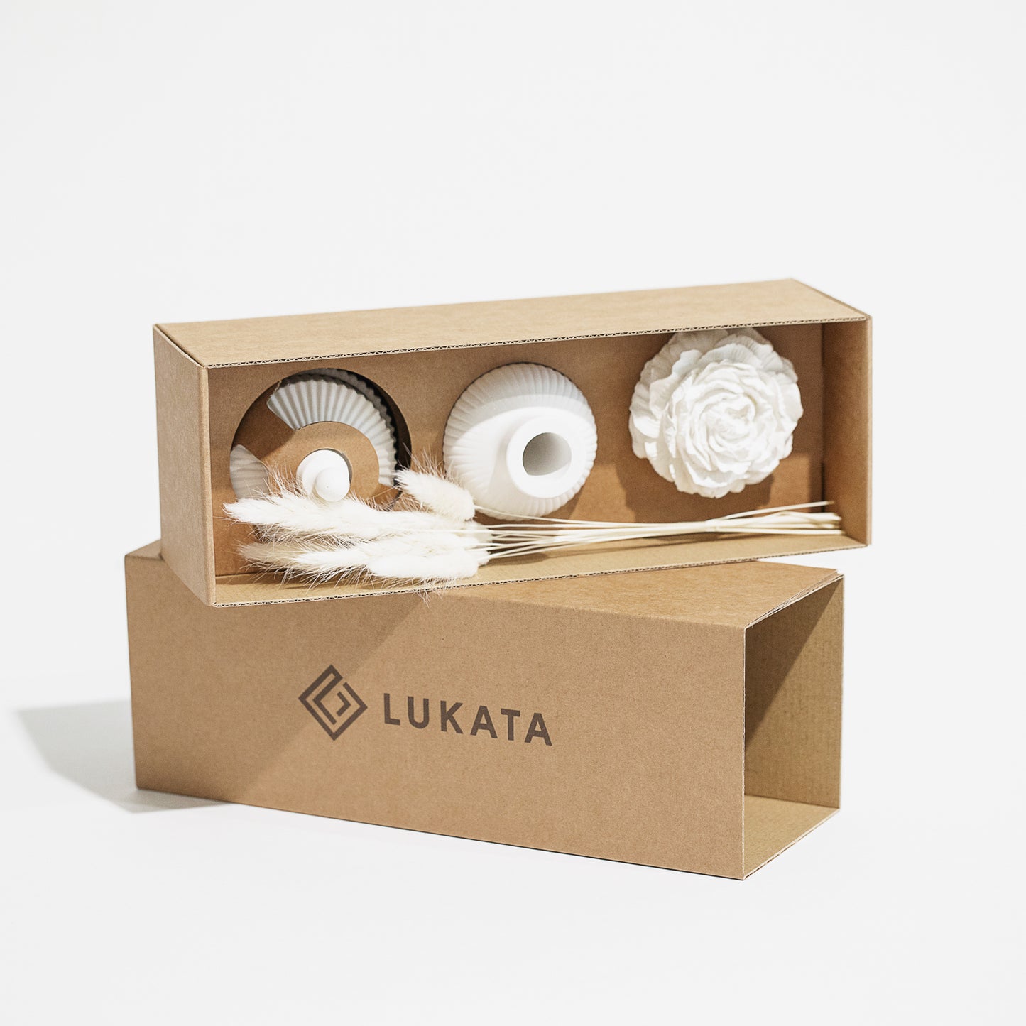 Dovanų rinkinys - Kvepianti žvakė su dideliu padėklu, vaza ir bijūno žiedu – elegantiškas rankų darbo baltas gipso namų dekoras