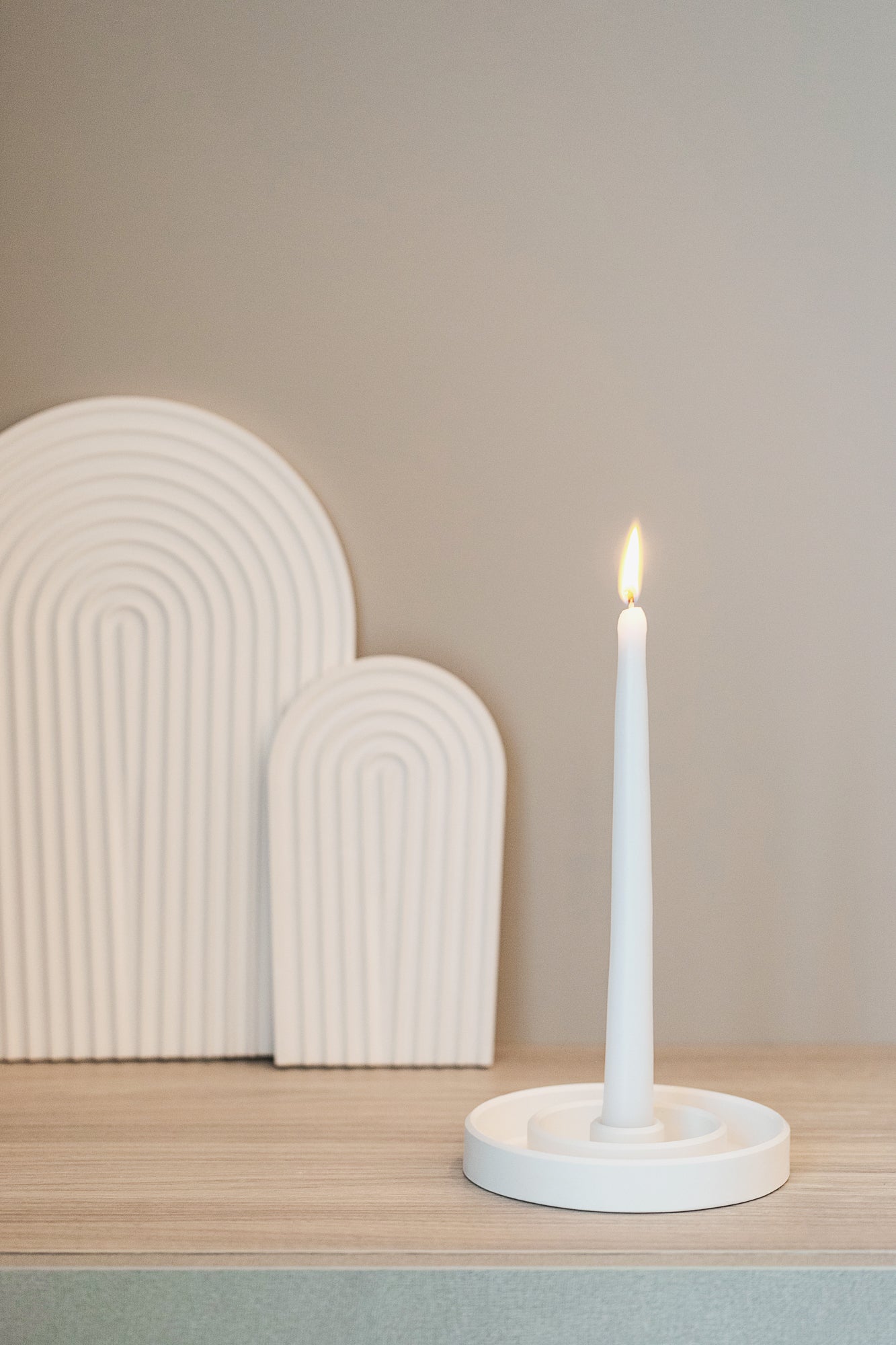 Baltas apvalus gipso žvakės laikiklis ilgoms žvakėms ir namų dekoravimui