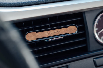 Automobilio kvapo rinkinys – metalinis korpusas su graviruota medine plokštele, 2 kvapiosios lazdelės ir 10 ml kvapusis aliejus