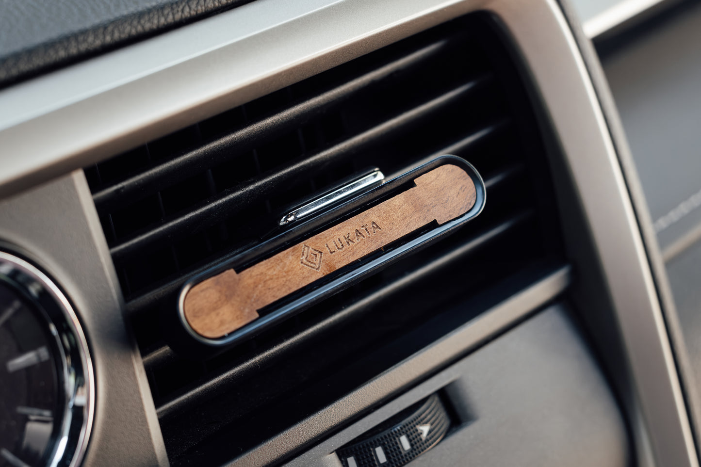 Automobilio kvapo rinkinys – metalinis korpusas su graviruota medine plokštele, 2 kvapiosios lazdelės ir 10 ml kvapusis aliejus