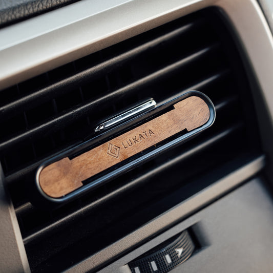 Automobilio kvapo rinkinys – metalinis korpusas su graviruota medine plokštele, 2 kvapiosios lazdelės ir 10 ml kvapusis aliejus