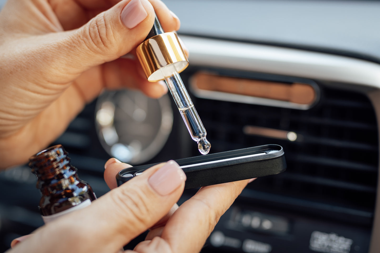 Automobilio kvapo rinkinys – metalinis korpusas su graviruota medine plokštele, 2 kvapiosios lazdelės ir 10 ml kvapusis aliejus