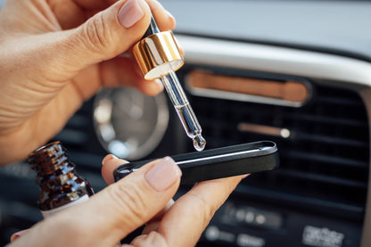 Automobilio kvapo rinkinys – metalinis korpusas su graviruota medine plokštele, 2 kvapiosios lazdelės ir 10 ml kvapusis aliejus