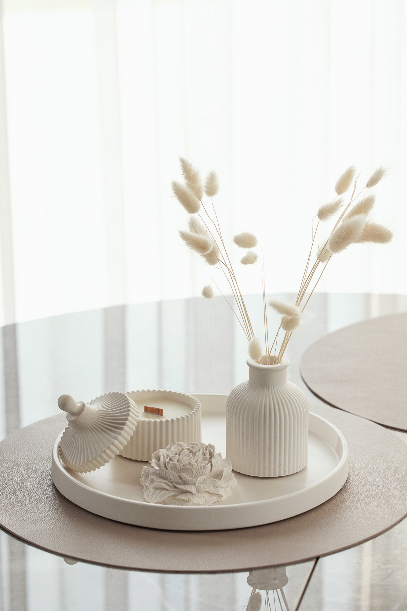 Dovanų rinkinys - Kvepianti žvakė su dideliu padėklu, vaza ir bijūno žiedu – elegantiškas gipso namų dekoras