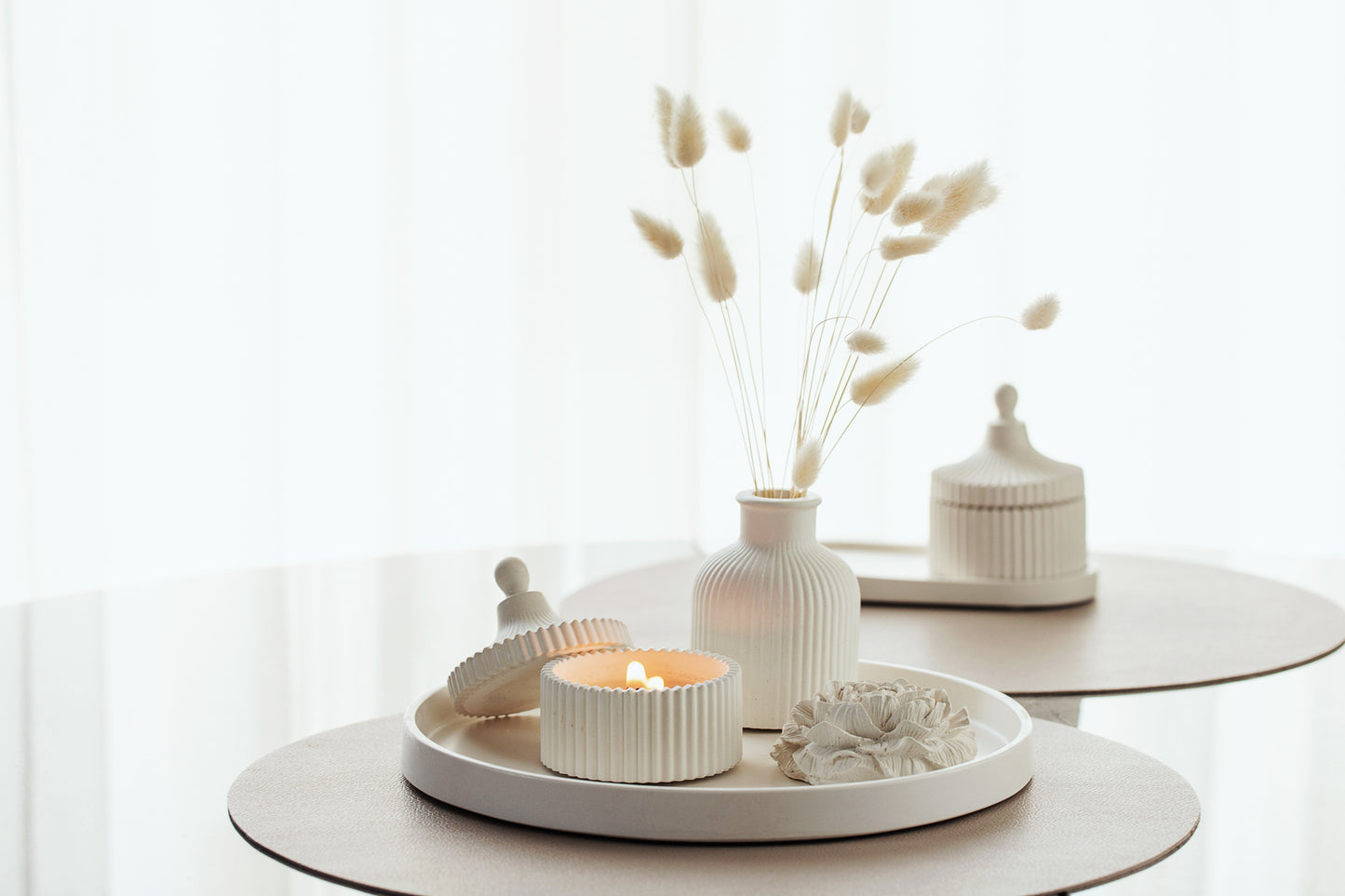 Dovanų rinkinys - Kvepianti žvakė su dideliu padėklu, vaza ir bijūno žiedu – elegantiškas gipso namų dekoras