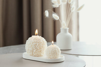 Elegantiškas rožių žvakių duetas su gipso padėklu – puikiai tinka namų dekoravimui ir dovanoms