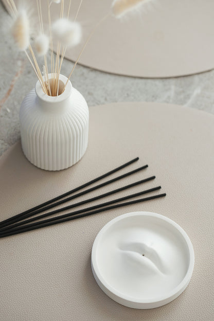 Modern Minimalist Incense Holder – Sleek Incense Stick Burner & Ash Catcher Tray, Perfect Spiritual & Meditation Gift, Home Decor