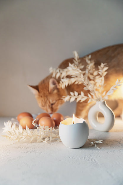 Rankų darbo žvakė gipso indelyje – kokosų vaškas, medvilninė dagtis, 14 val. degimo laikas – minimalistinė namų dekoro dovana