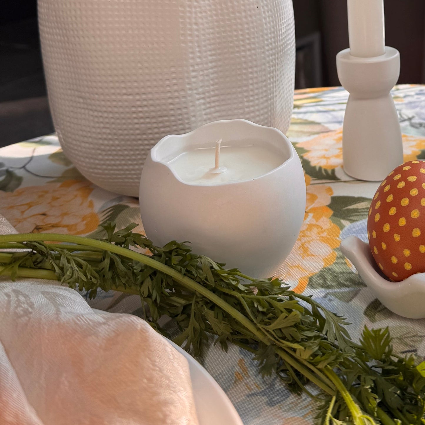 Rankų darbo žvakė gipso indelyje – kokosų vaškas, medvilninė dagtis, 14 val. degimo laikas – minimalistinė namų dekoro dovana