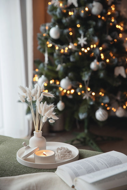 Dovanų rinkinys - Kvepianti žvakė su dideliu padėklu, vaza ir bijūno žiedu – elegantiškas rankų darbo baltas gipso namų dekoras