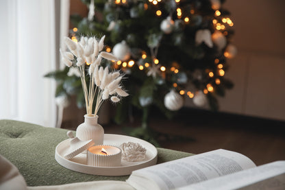Dovanų rinkinys - Kvepianti žvakė su dideliu padėklu, vaza ir bijūno žiedu – elegantiškas rankų darbo baltas gipso namų dekoras