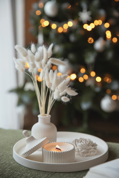 Dovanų rinkinys - Kvepianti žvakė su dideliu padėklu, vaza ir bijūno žiedu – elegantiškas rankų darbo baltas gipso namų dekoras