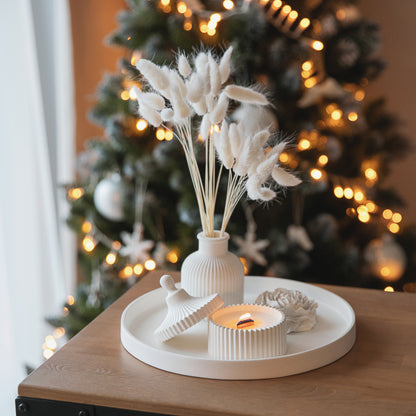 Dovanų rinkinys - Kvepianti žvakė su dideliu padėklu, vaza ir bijūno žiedu – elegantiškas rankų darbo baltas gipso namų dekoras