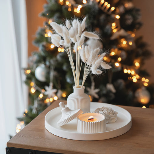 Dovanų rinkinys - Kvepianti žvakė su dideliu padėklu, vaza ir bijūno žiedu – elegantiškas rankų darbo baltas gipso namų dekoras