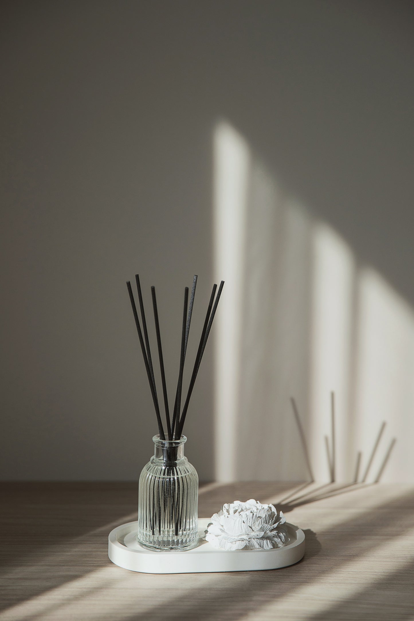 Namų kvapo dovanų rinkinys – namų kvapas su gipsiniu bijūno žiedu ir lėkštele