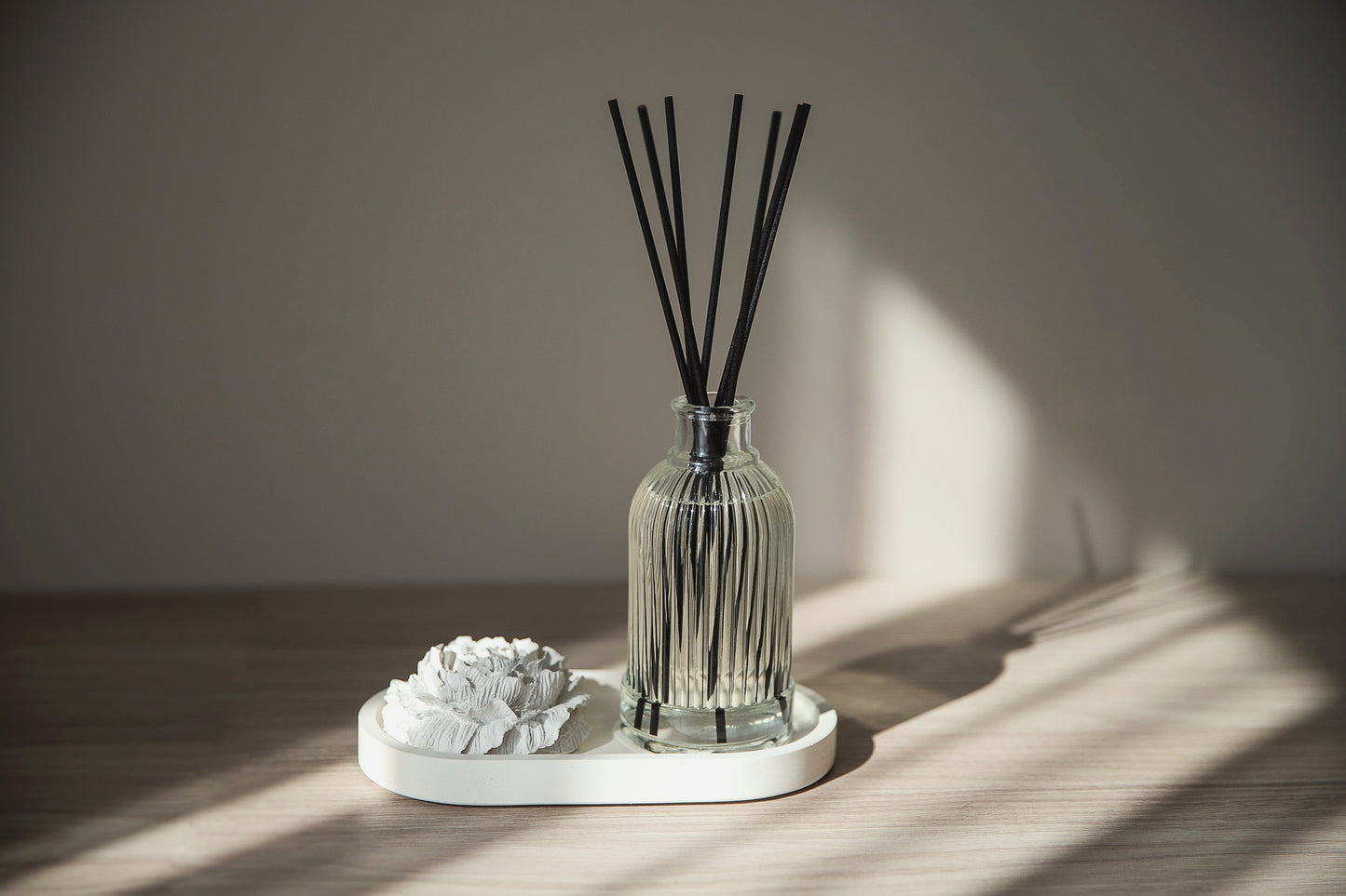 Namų kvapo dovanų rinkinys – namų kvapas su gipsiniu bijūno žiedu ir lėkštele