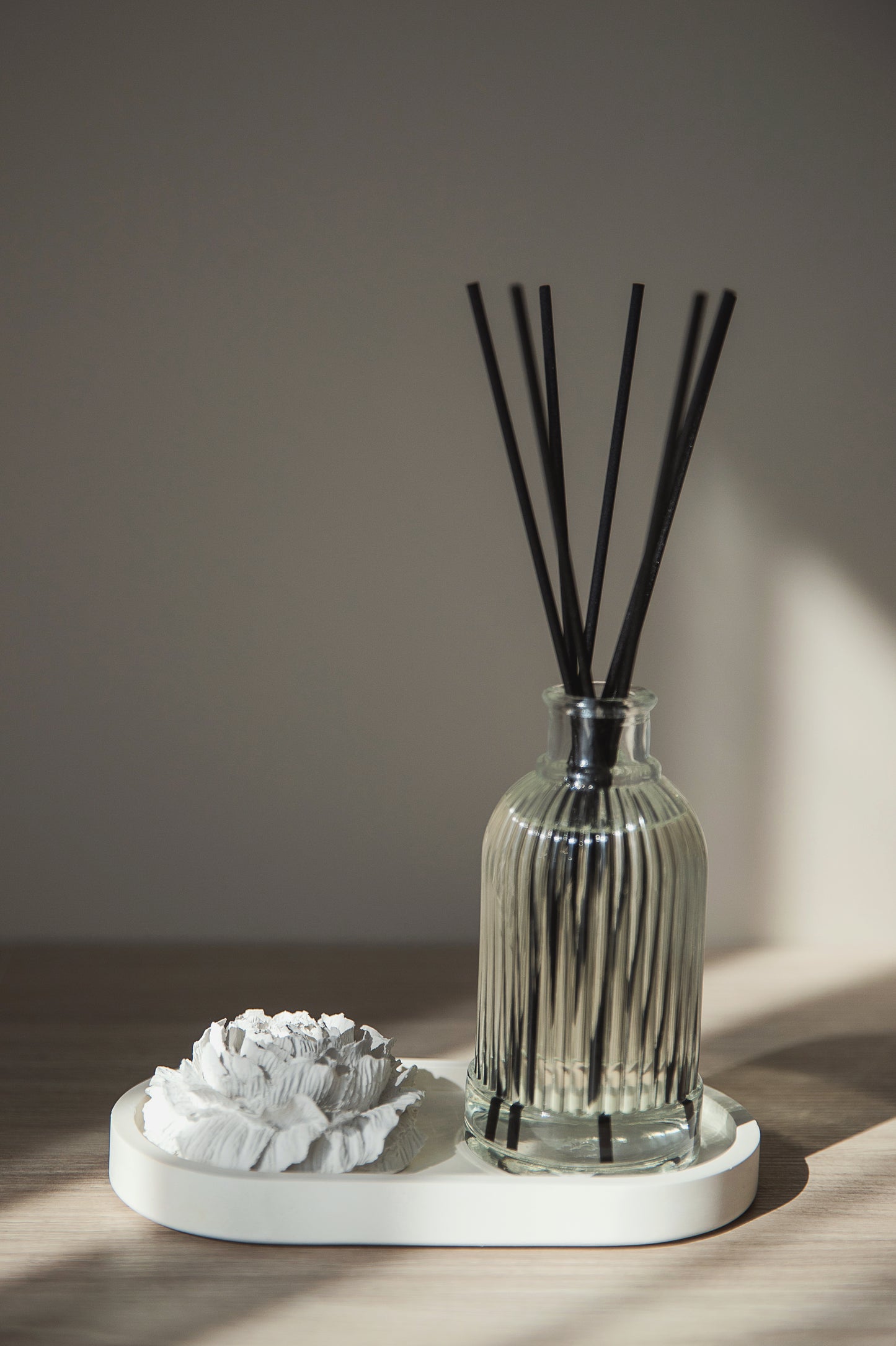 Namų kvapo dovanų rinkinys – namų kvapas su gipsiniu bijūno žiedu ir lėkštele