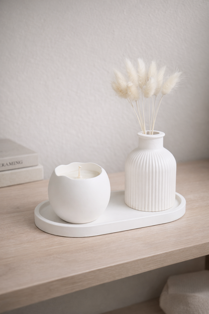 Rankų darbo žvakė gipso indelyje – kokosų vaškas, medvilninė dagtis, 14 val. degimo laikas – minimalistinė namų dekoro dovana