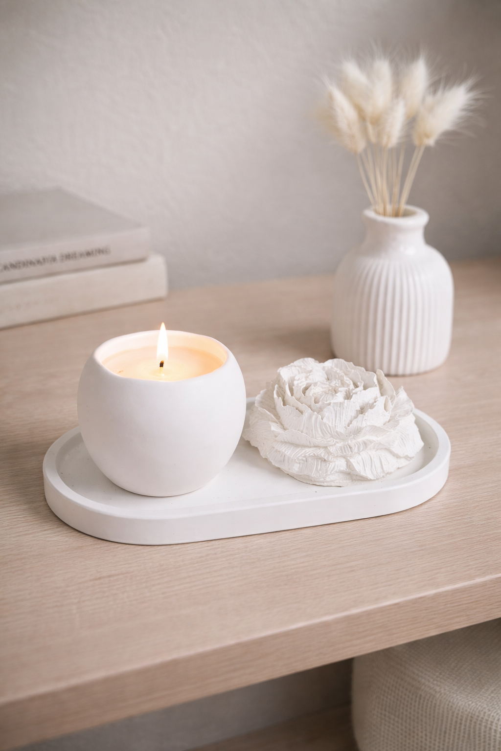 Rankų darbo žvakė gipso indelyje – kokosų vaškas, medvilninė dagtis, 14 val. degimo laikas – minimalistinė namų dekoro dovana